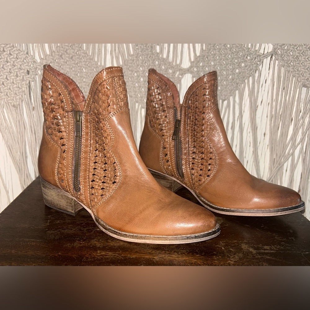 🤠Seychelles Leather Distressed Woven Booties🤠 - Picture 4 of 10